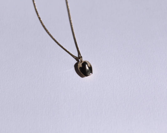 dessus d'un pendentif en laiton plaqué or en forme de madeleine