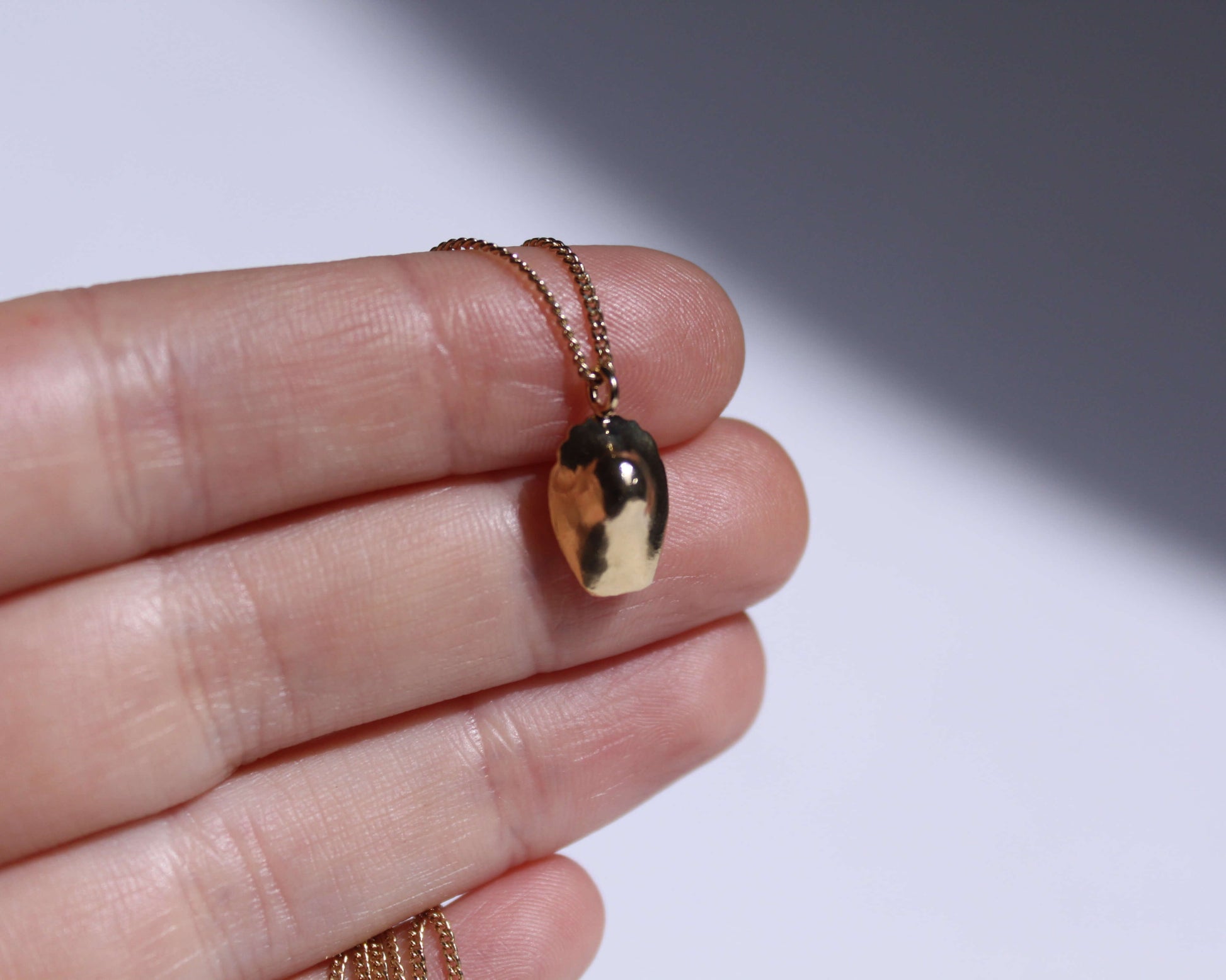 collier avec un pendentif en forme de madeleine