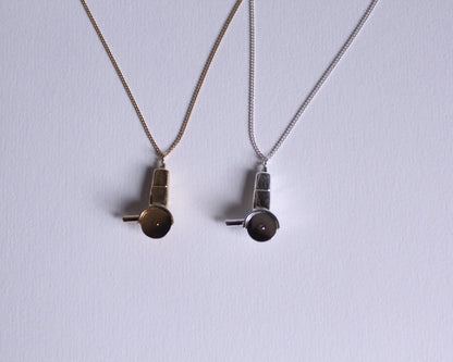 colliers avec des pendentifs en laiton plaqué or et en argent massif en forme de meuleuses dont la lame tourne