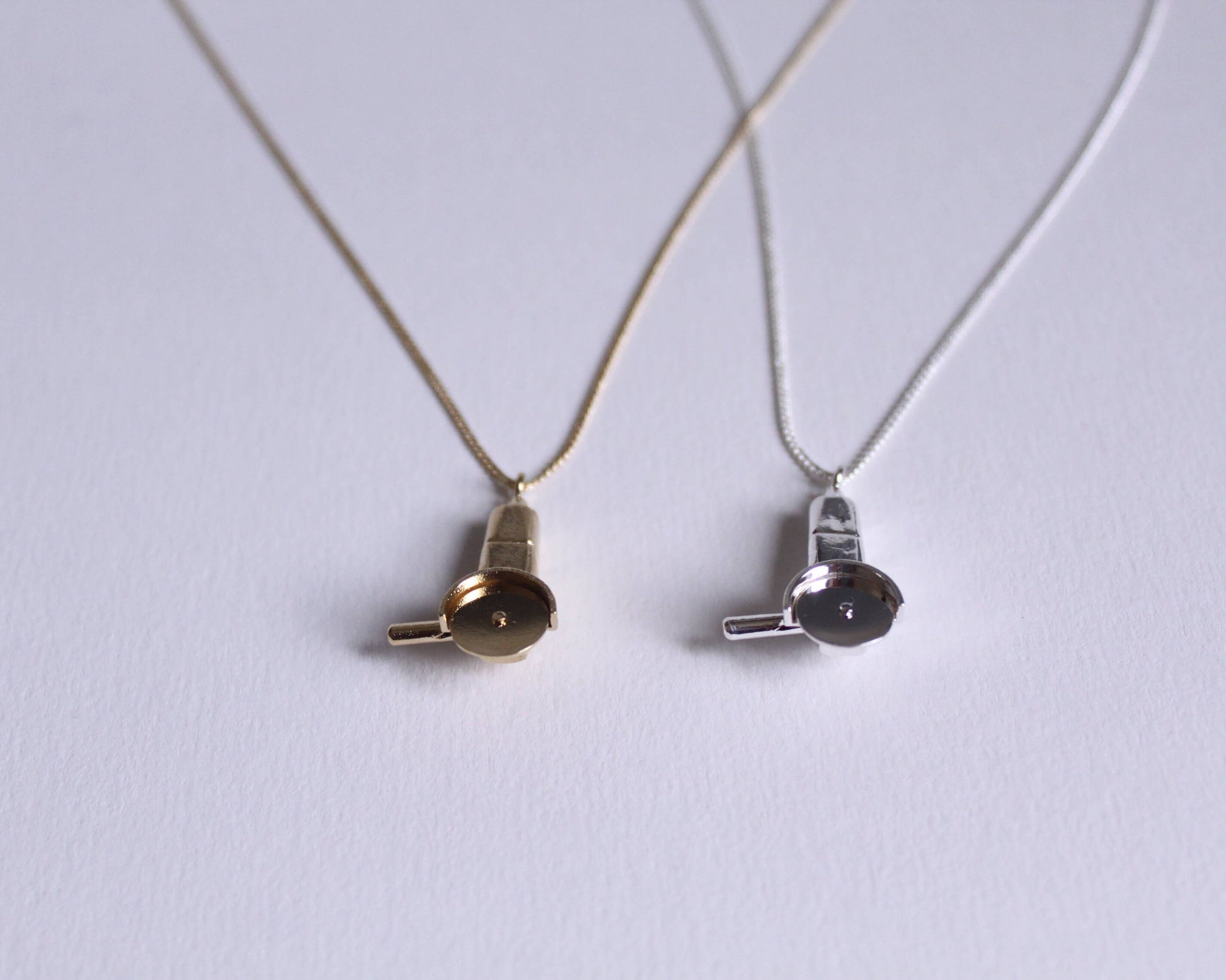 gros plan sur des pendentifs représentant des disqueuses