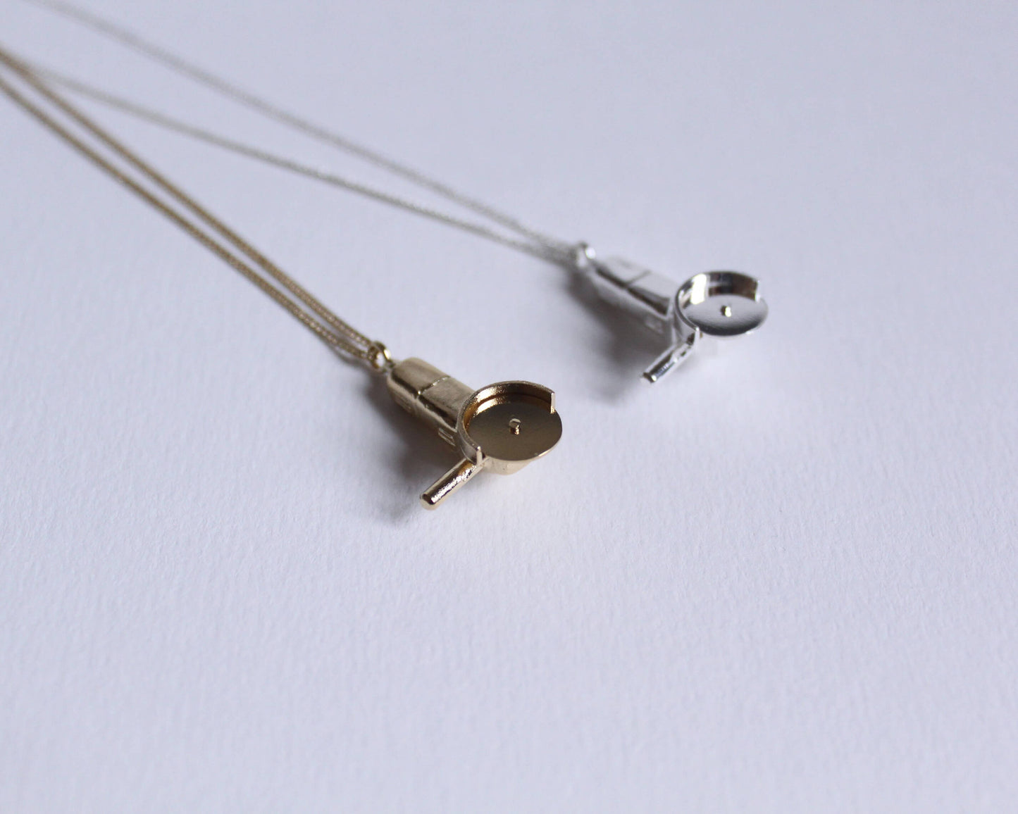 collier avec pendentifs en argent massif et en laiton plaqué or symbolisant des meuleuses