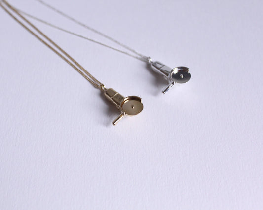 deux colliers avec des pendentifs en forme de meuleuses