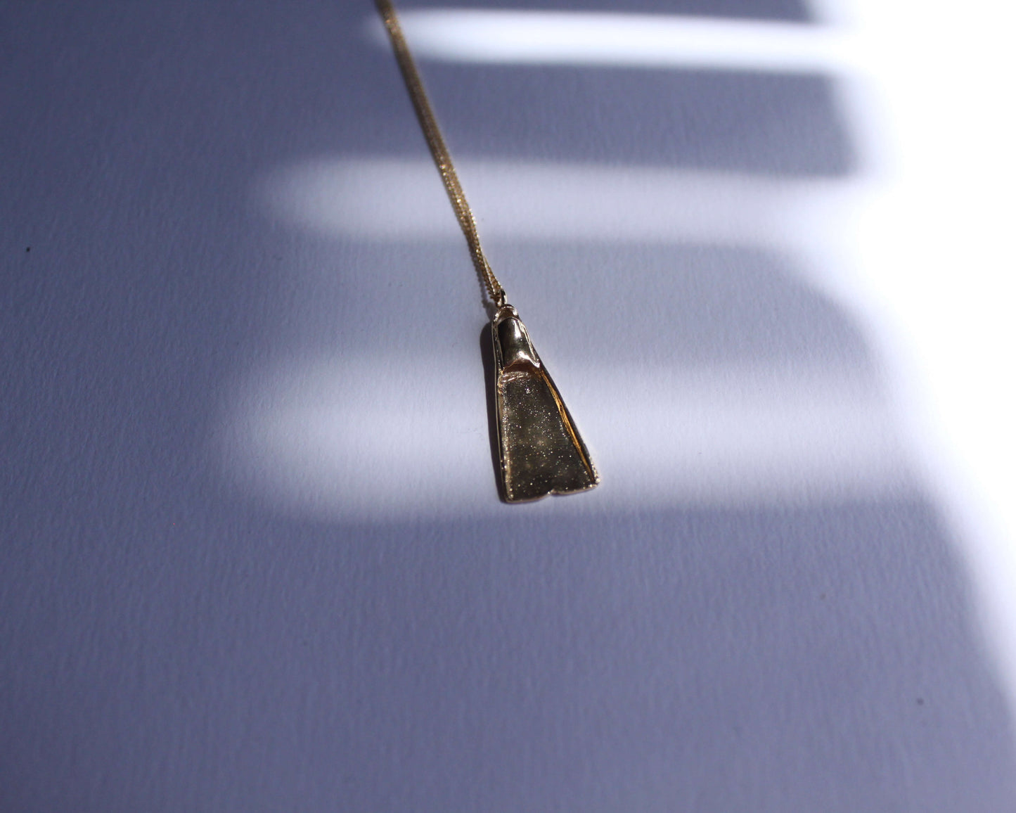 pendentif en laiton plaqué or en forme de palme de plongée