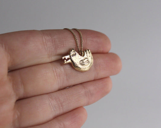 pendentif en laiton plaqué or en forme de poule disposant d'un bec avec des dents