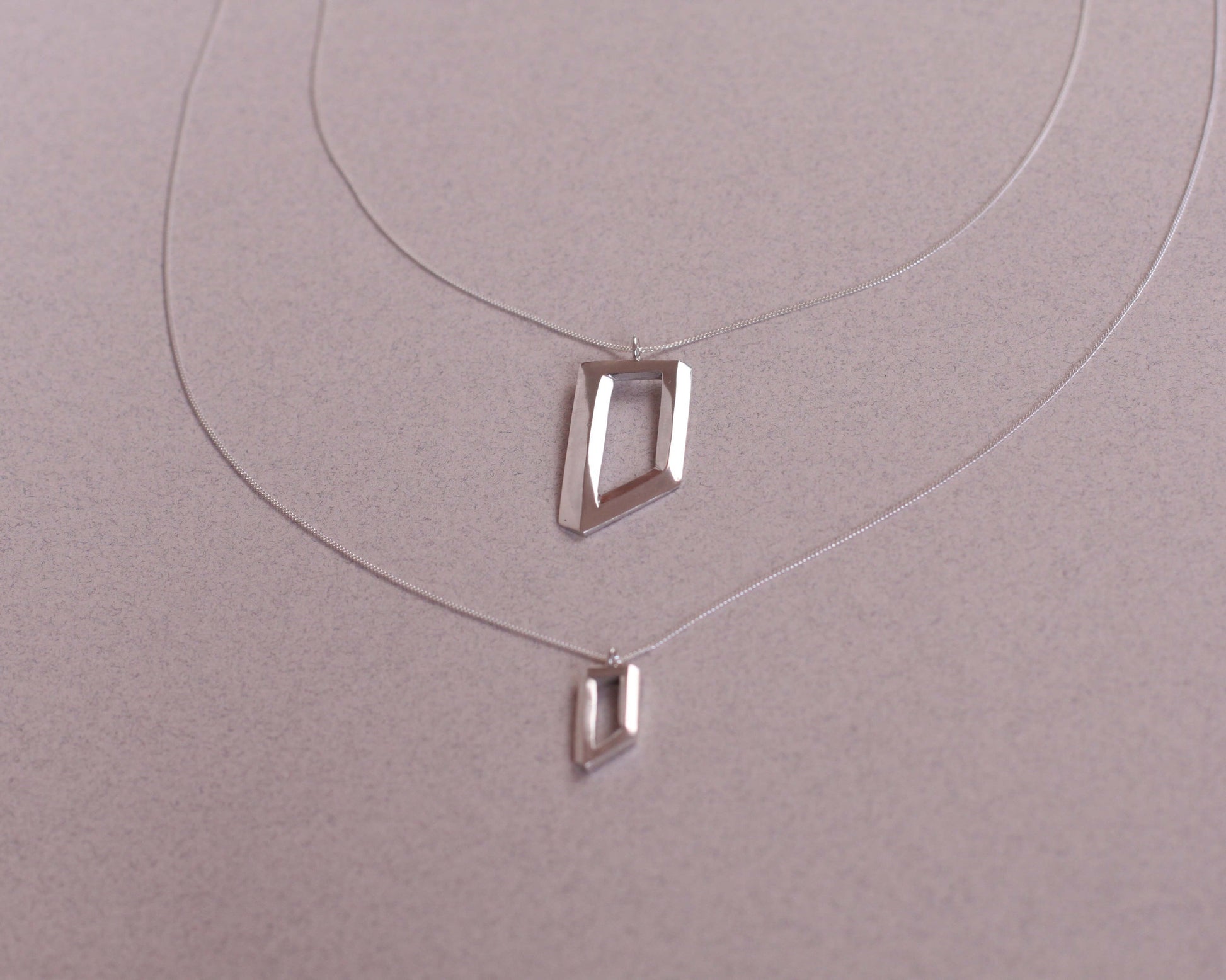 des pendentifs en argent massif représentant des objets impossibles