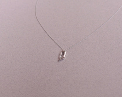 collier avec un pendentif en argent massif en forme d'objet impossible