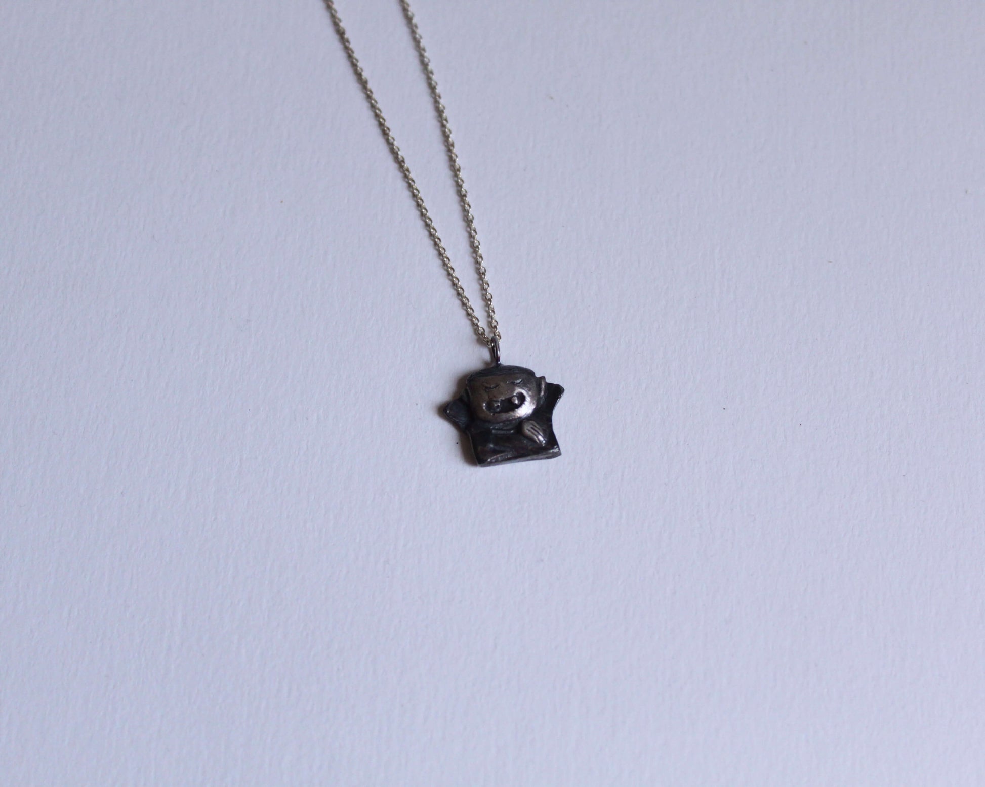 pendentif en argent massif représentant un vampire souriant