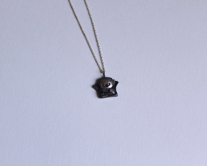 pendentif en argent massif représentant un vampire souriant