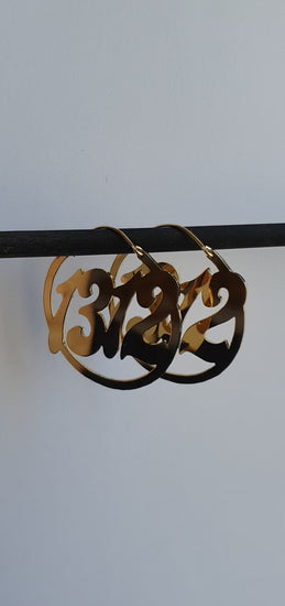 une vidéo montrant des boucles d'oreilles avec le nombre 1312