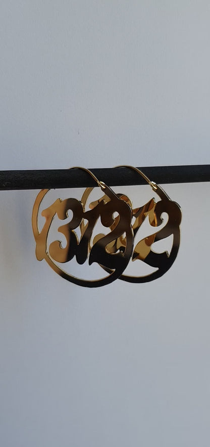 une vidéo montrant des boucles d'oreilles avec le nombre 1312