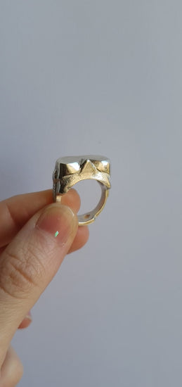 vidéo d'une bague en laiton brut représentant un masque de plongée