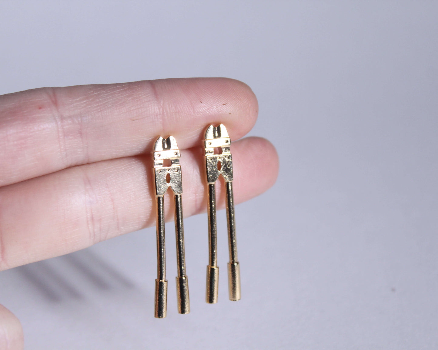 paire de boucles d'oreilles en laiton plaqué or en forme de coupe boulons