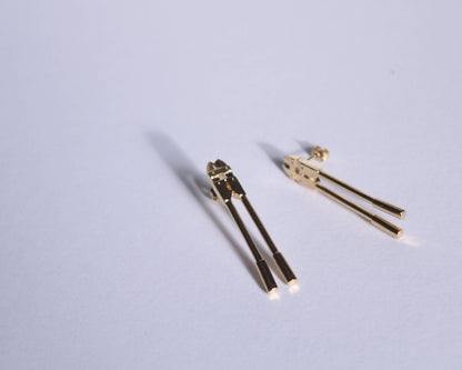 puces d'oreilles en laiton plaqué or représentant des coupes boulons