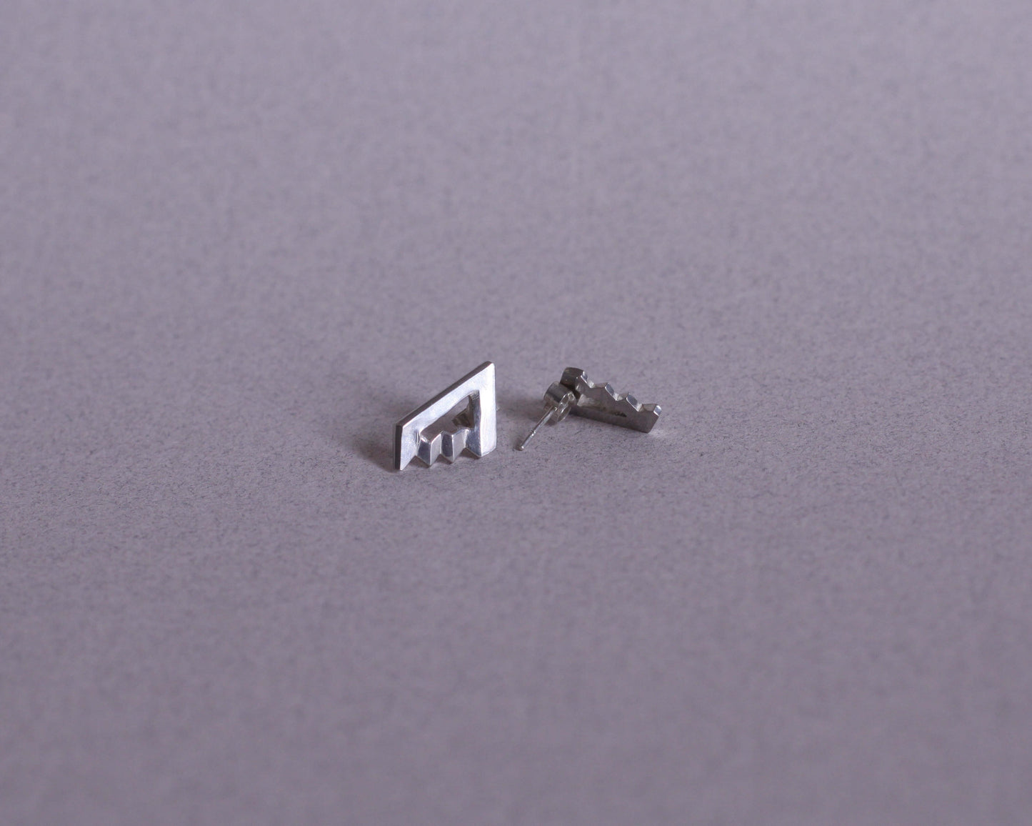 paire de boucles d'oreilles en argent rappelant l'escalier de penrose