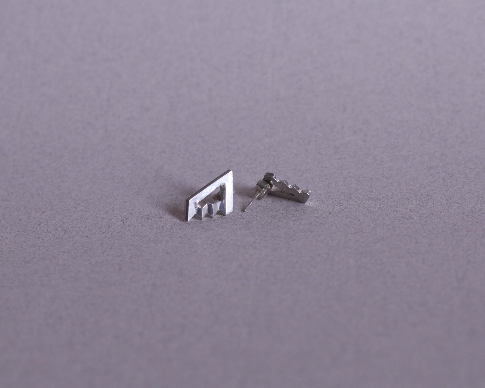 paire de boucles d'oreilles en argent rappelant l'escalier de penrose