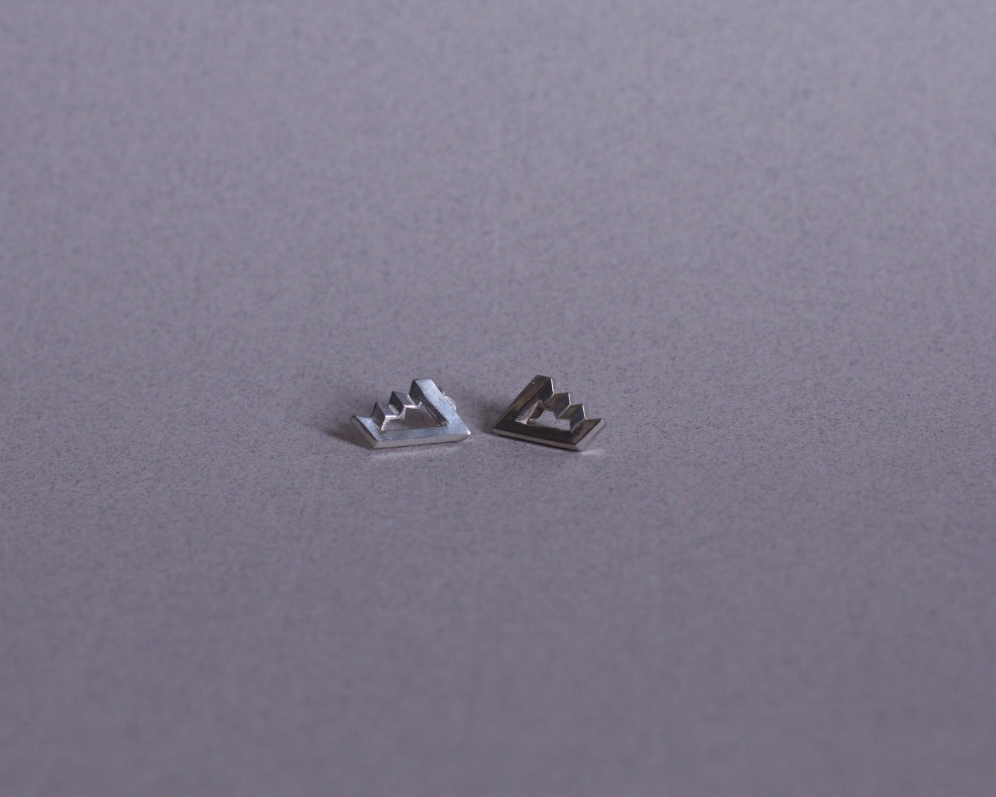 paire de puces d'oreilles en argent ayant la forme d'un escalier de Penrose