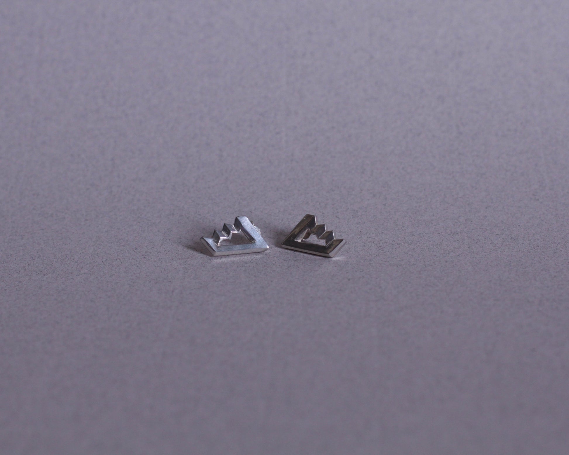 paire de puces d'oreilles en argent ayant la forme d'un escalier de Penrose