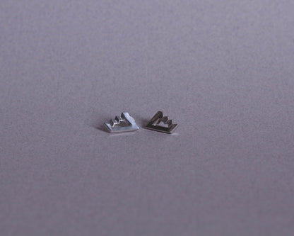 paire de puces d'oreilles en argent ayant la forme d'un escalier de Penrose