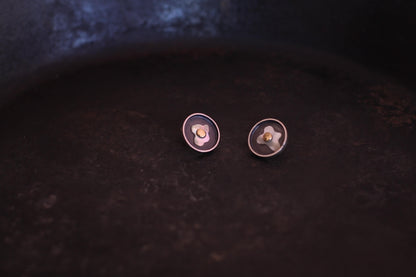 zoom sur une paire de puces d'oreilles en argent massif nacre et laiton représentant des oeufs au plat