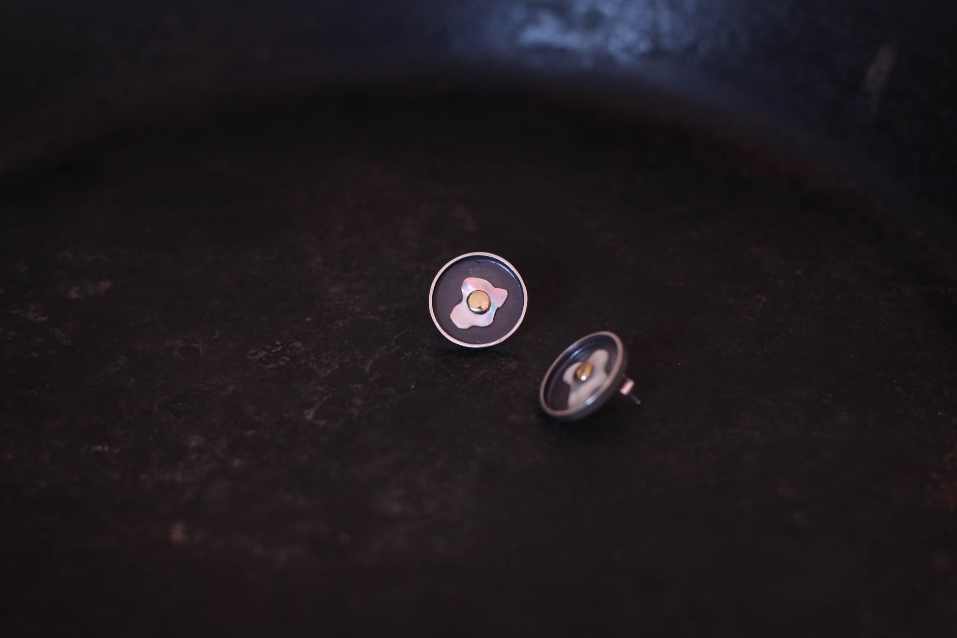 gros plan sur une paire de boucles d'oreilles en forme d'oeufs au plat