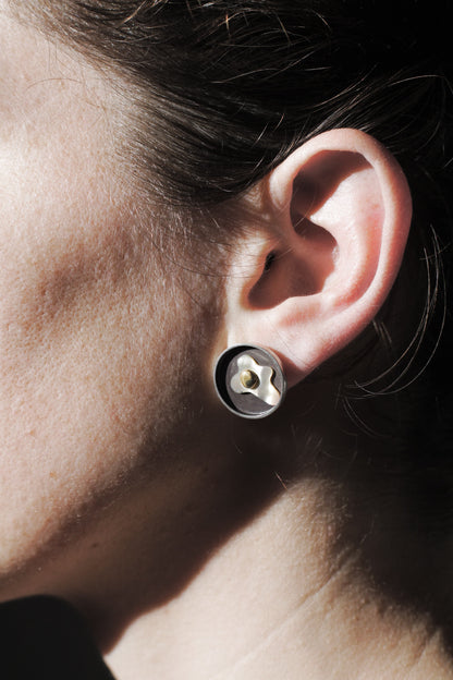 puces d'oreille représentant un oeuf au plat en argent massif, nacre et laiton, portée à l'oreille