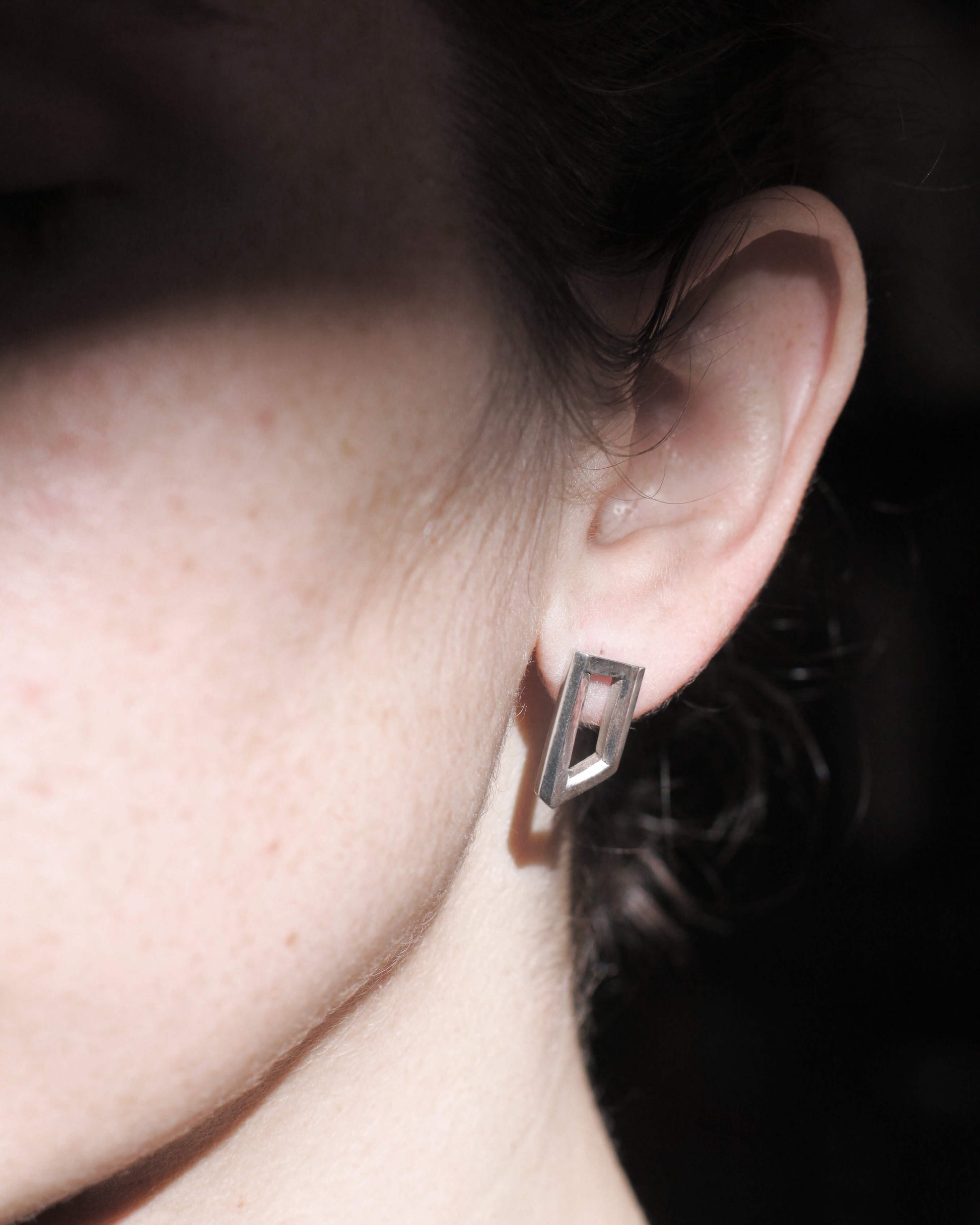 puces d'oreilles en argent massif représentant une forme géométrique impossible