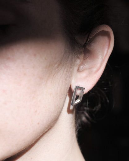 puces d'oreilles en argent massif représentant une forme géométrique impossible