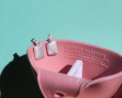 paire de puces d'oreilles en argent représentant des bouillottes