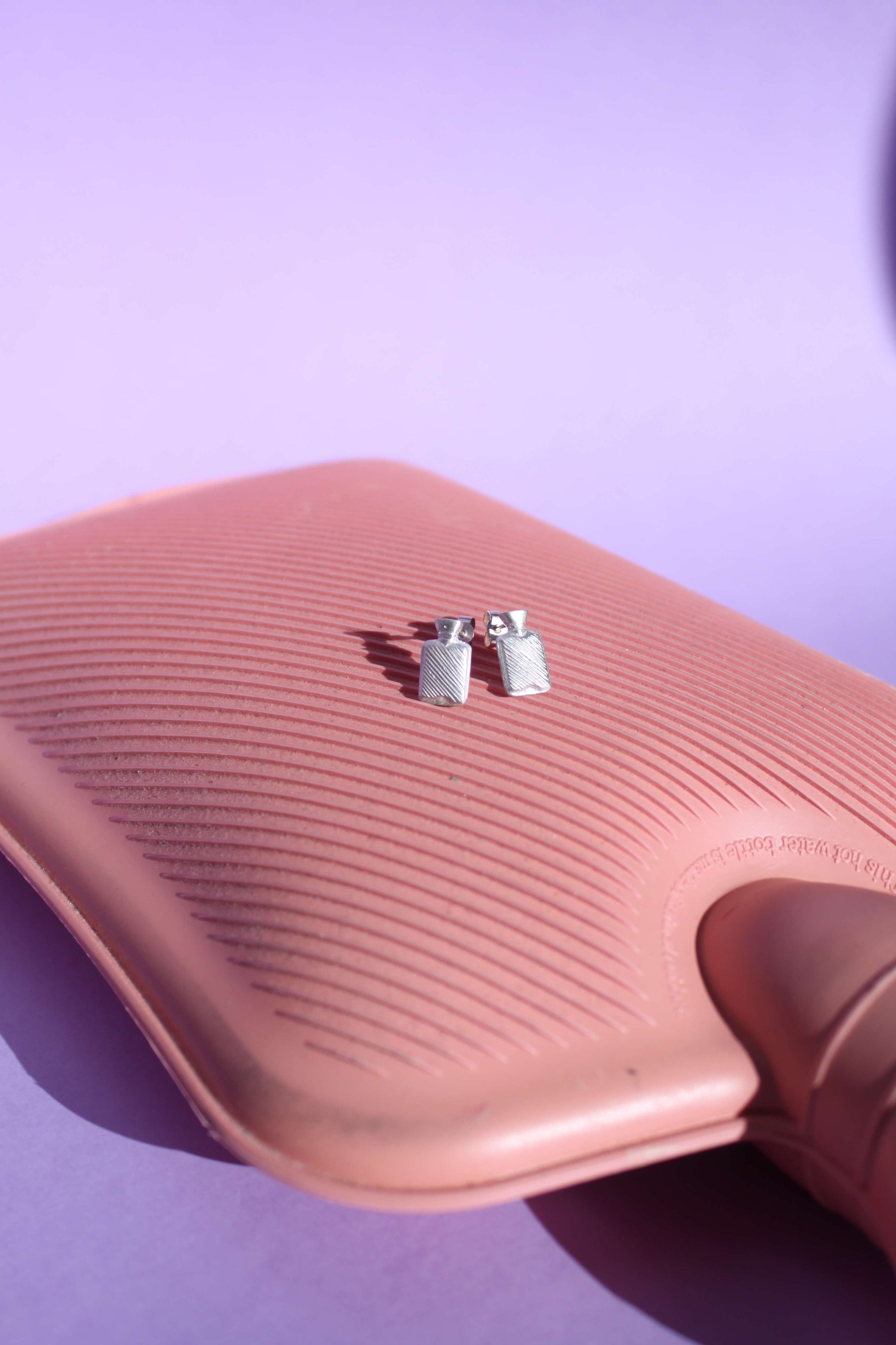 petites boucles d'oreilles en argent en forme de bouillottes