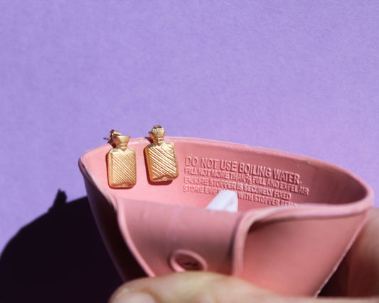 paire de boucles d'oreilles en laiton doré à l'or fin symbolisant des bouillottes