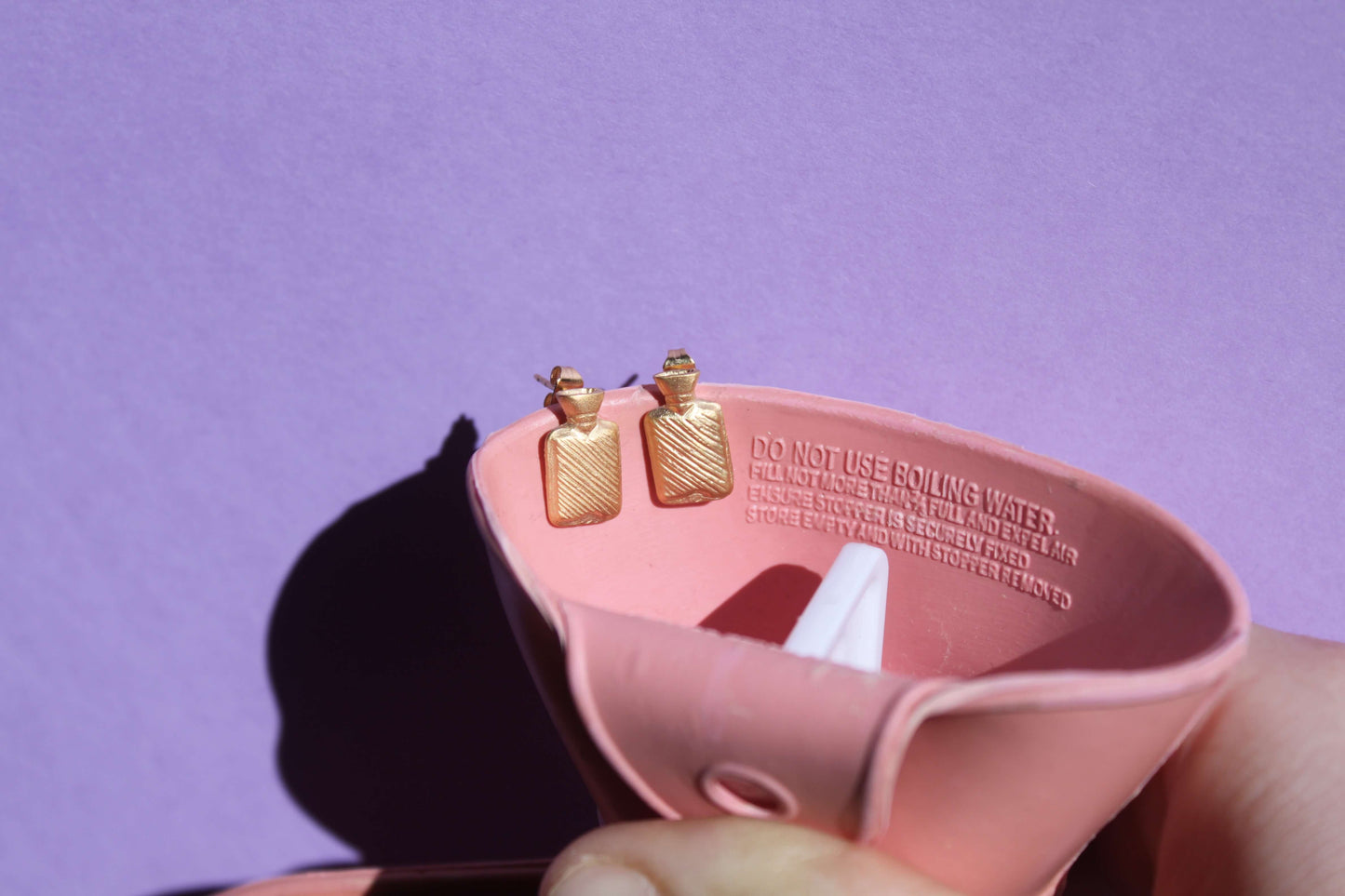 paire de puces d'oreilles en laiton doré à l'or fin représentant des bouillottes