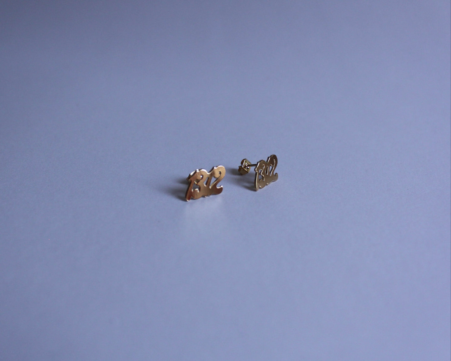 puces d'oreilles en laiton doré représentant le nombre "1312"