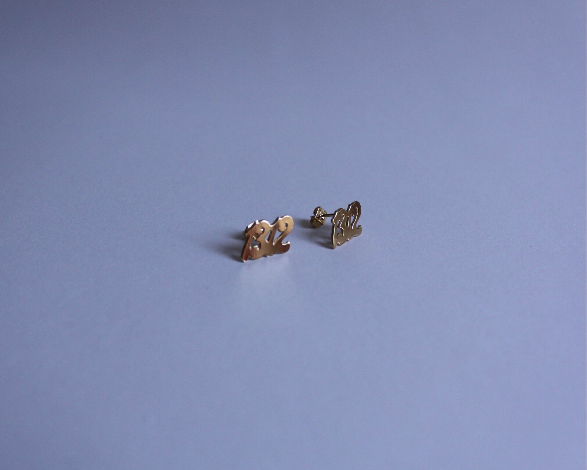 puces d'oreilles en laiton doré représentant le nombre "1312"