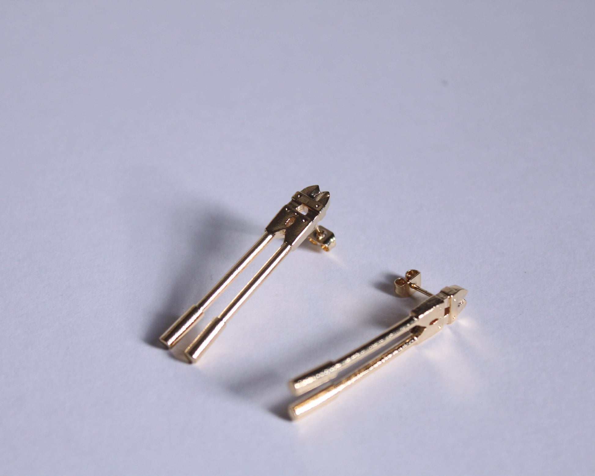 paire de boucles d'oreilles symbolisant des pinces monseigneur