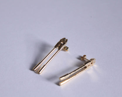 paire de boucles d'oreilles symbolisant des pinces monseigneur