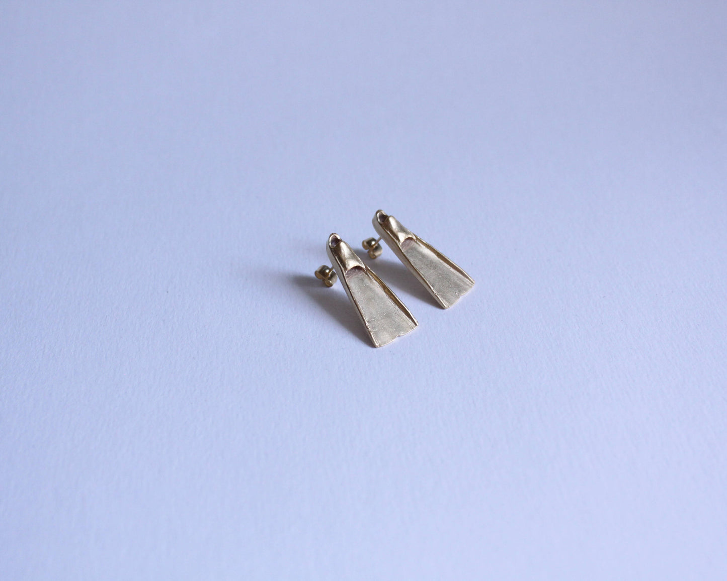 boucles d'oreilles en laiton plaqué or représentant des palmes de plongée