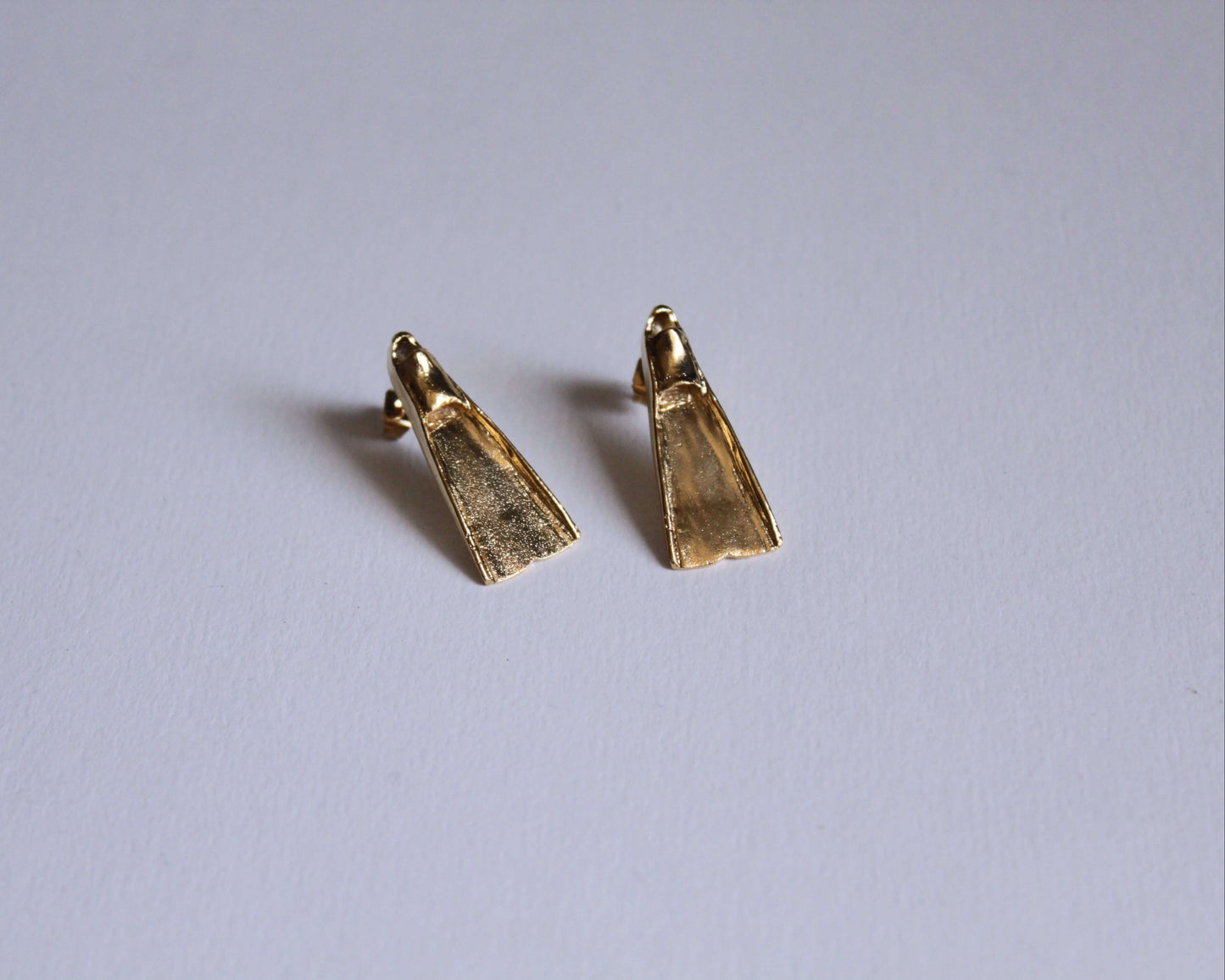 puces d'oreilles en laiton plaqué or représentant des palmes de plongée