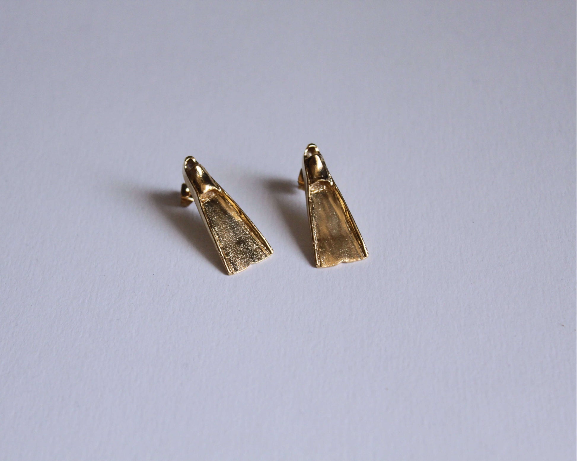 puces d'oreilles en laiton plaqué or représentant des palmes de plongée