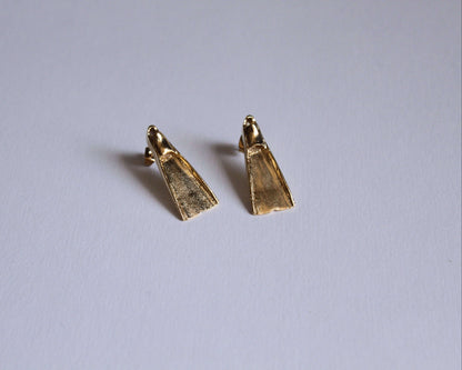 puces d'oreilles en laiton plaqué or représentant des palmes de plongée