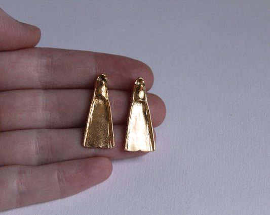 zoom sur de boucles d'oreilles en laiton plaqué or en forme de palmes de plongée