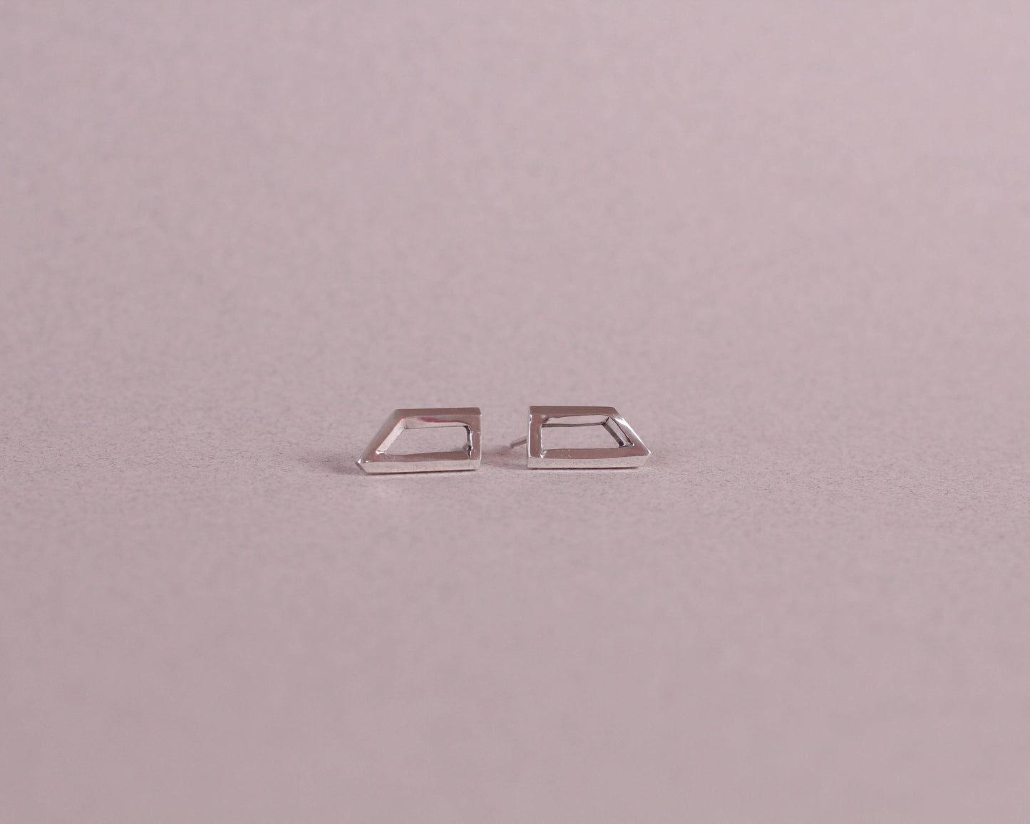 paire de boucles d'oreilles en argent figurant un objet impossible