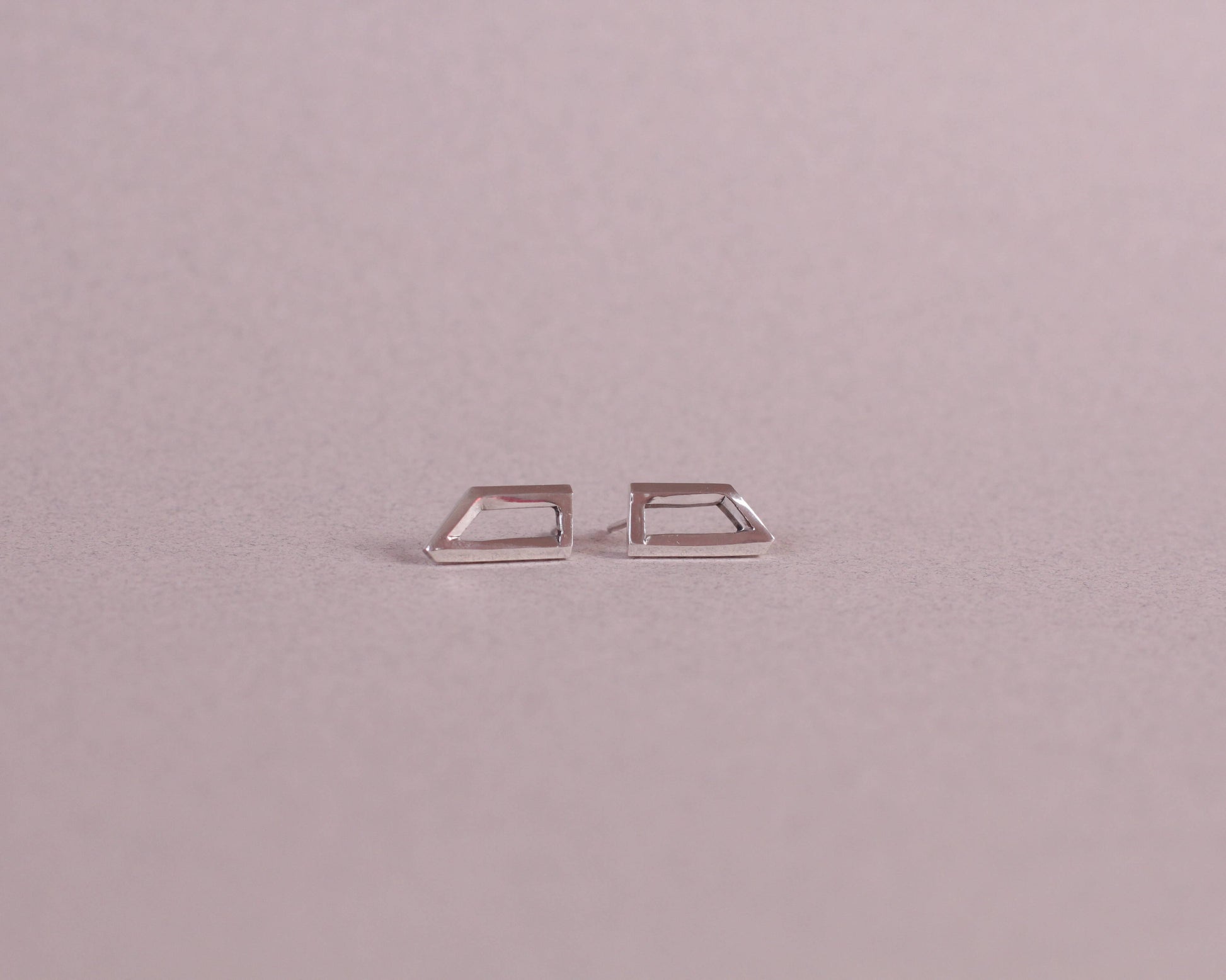 paire de boucles d'oreilles en argent figurant un objet impossible