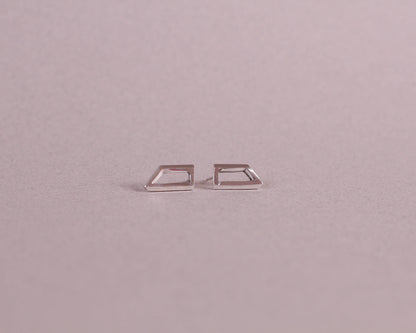 paire de boucles d'oreilles en argent figurant un objet impossible