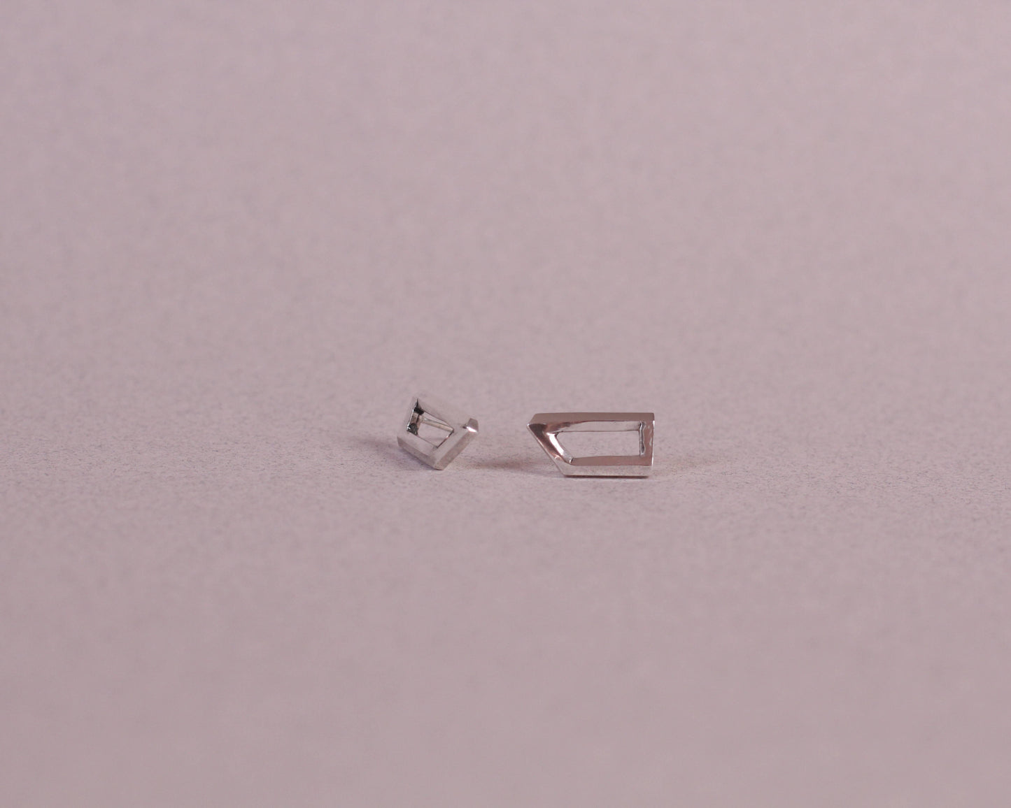 puces d'oreilles en argent massif en forme  d'objet impossible