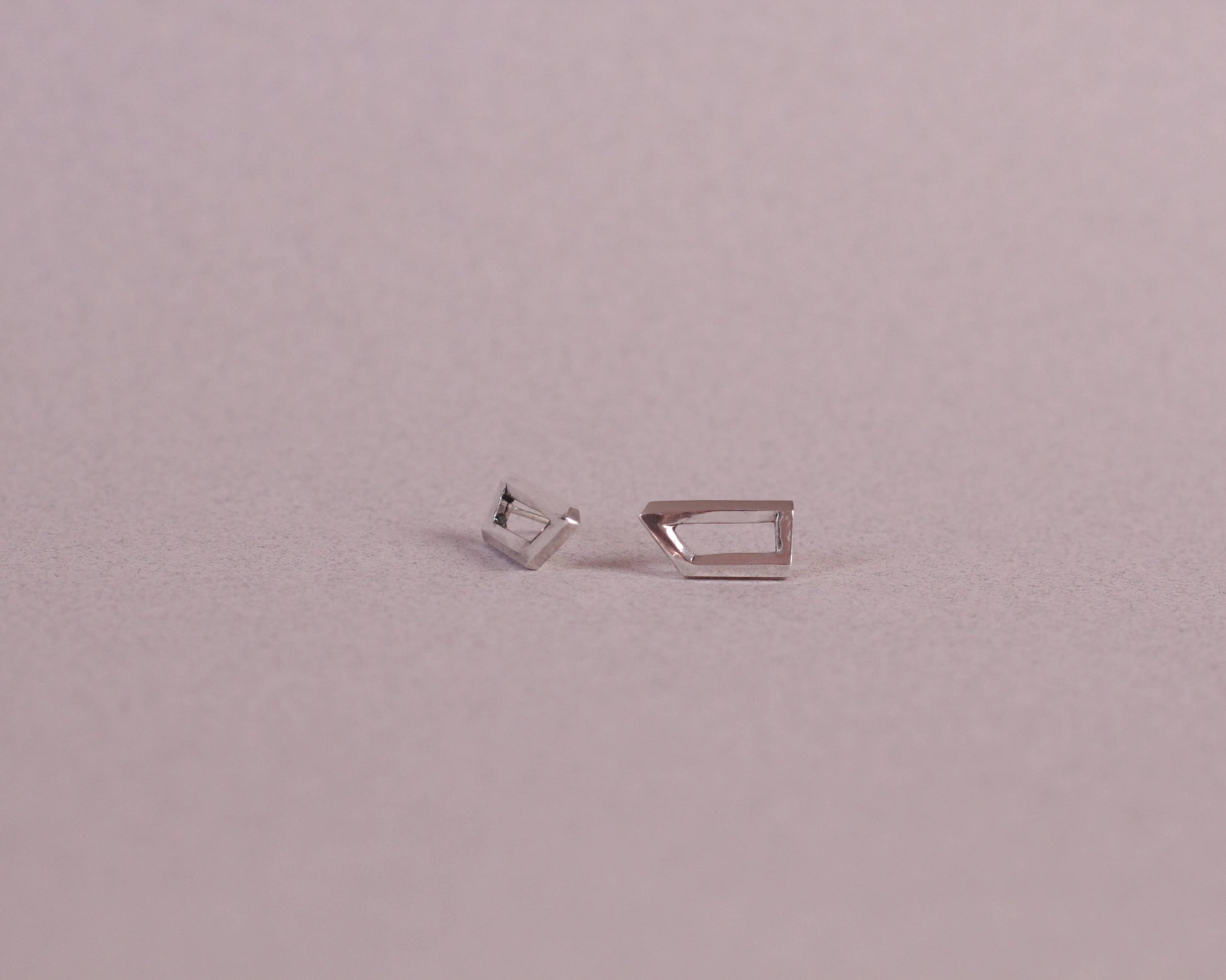 puces d'oreilles en argent massif en forme  d'objet impossible