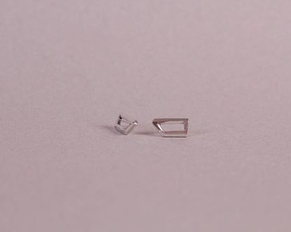 puces d'oreilles en argent massif en forme  d'objet impossible