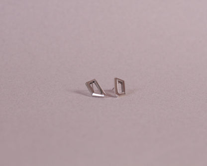 paire de boucles d'oreilles en argent massif symbolisant un objet impossible