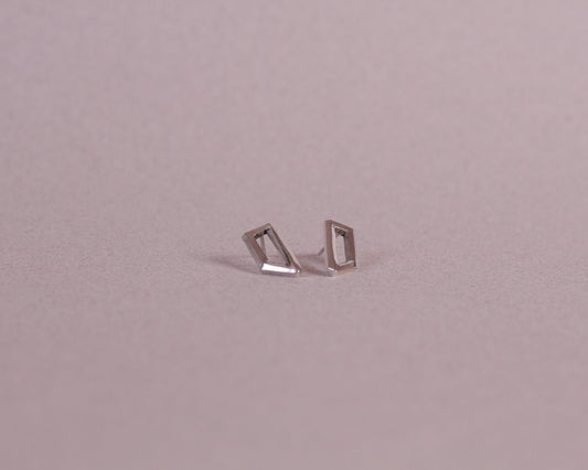 paire de boucles d'oreilles en argent massif symbolisant un objet impossible