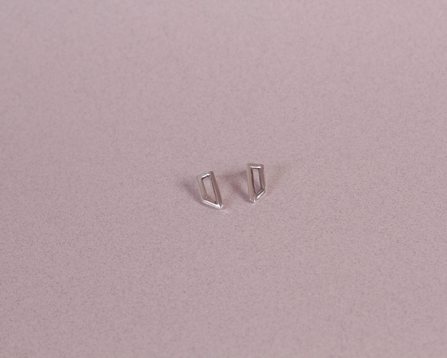 puces d'oreilles en argent massif évoquant un rectangle impossible