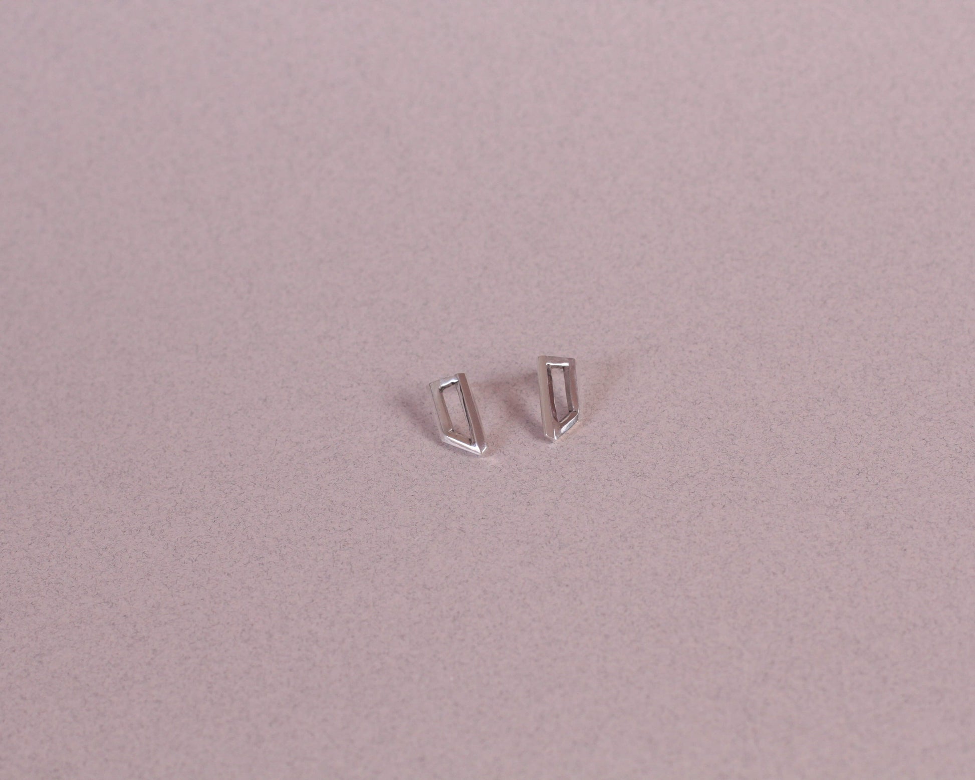 puces d'oreilles en argent massif évoquant un rectangle impossible
